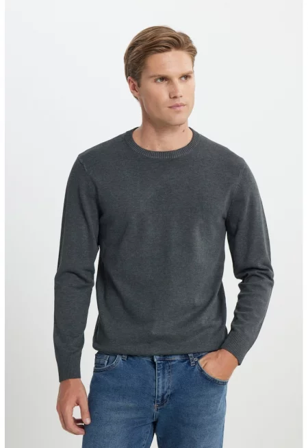 Слим пуловер с овално деколте