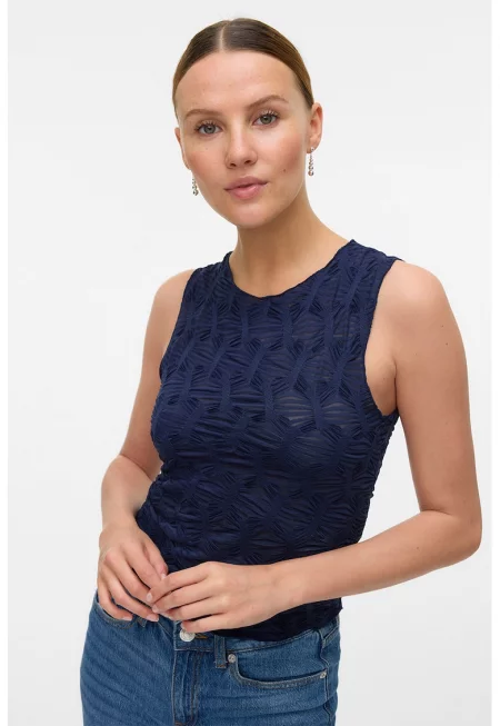 Слим топ с овално деколте