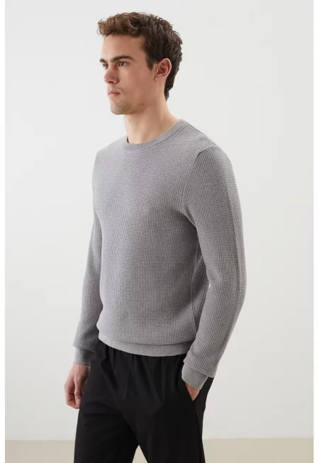 Стандартен пуловер с овално деколте