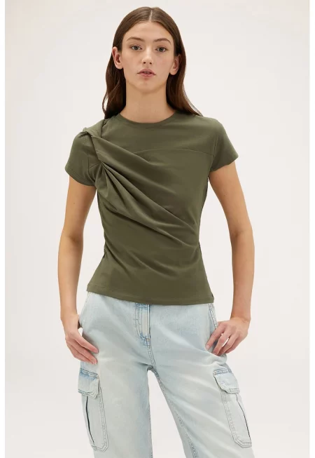 Тениска с овално деколте и набирания