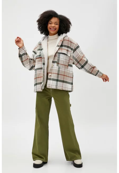 Уголемено яке на каре с качулка