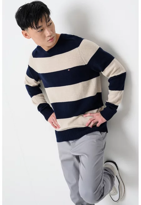 Вълнен пуловер с лого