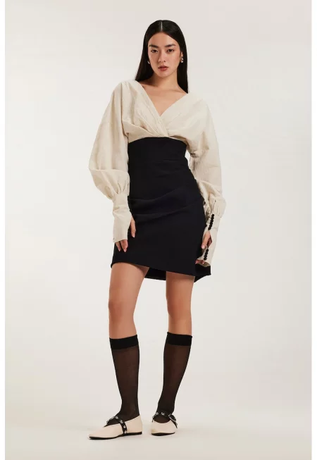 Двуцветна къса шпиц рокля - Слонова кост/Черен