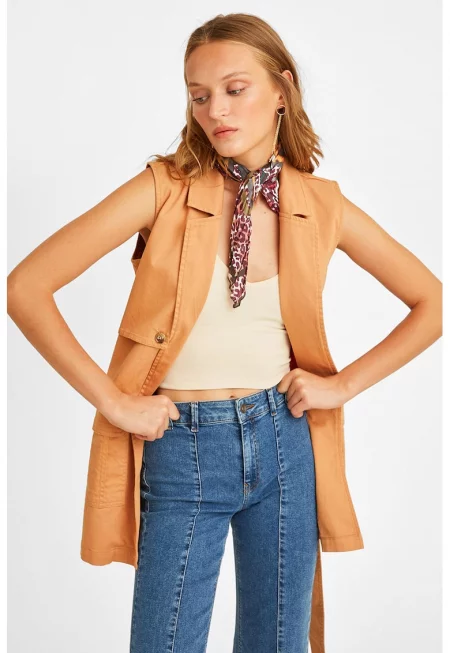 Елек с памук с раздвоен ревер и колан