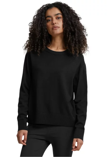 Фино плетен пуловер