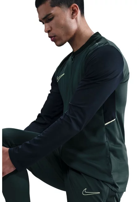 Футболен екип с лого и Dri-Fit