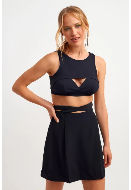 Къс топ с отвор