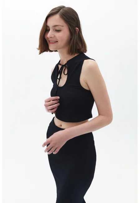 Къс топ с връзки