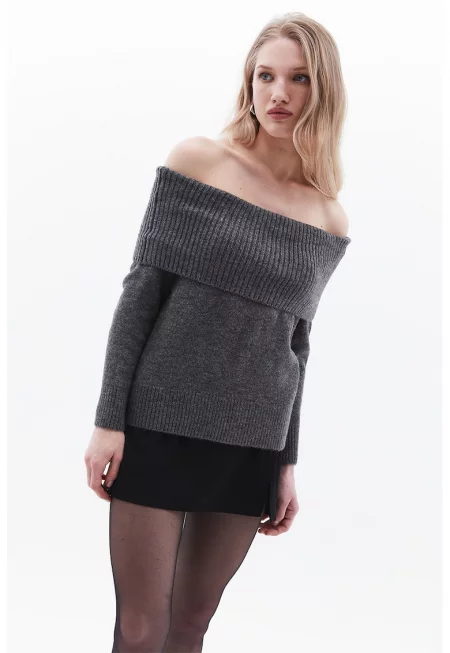 Пуловер с голи рамене