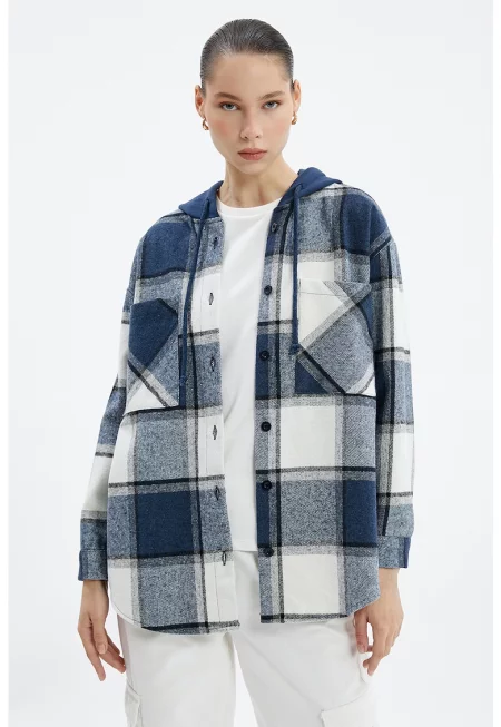 Яке тип риза със свободна кройка и качулка