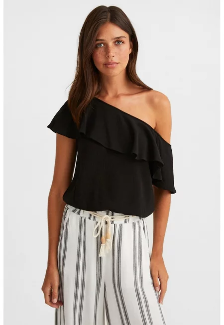 Блуза с голо рамо и дипли