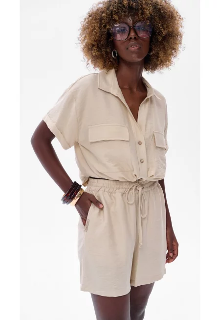 Едноцветна риза с къс ръкав и пришити джобове