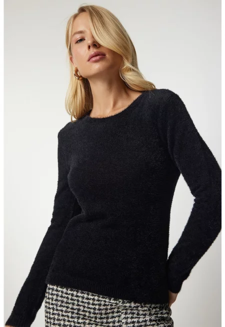 Мъхест пуловер с овално деколте