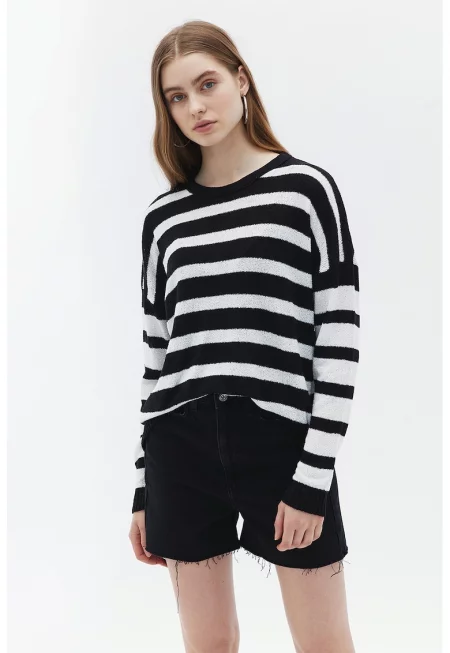 Раиран пуловер с овално деколте