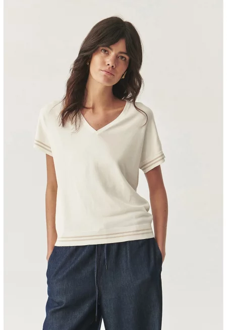 Шпиц тениска с тънки контрастни райета