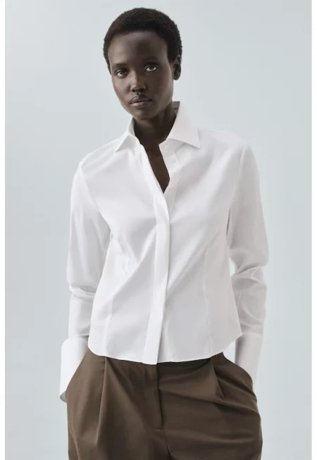 Слим риза с копчета на маншетите
