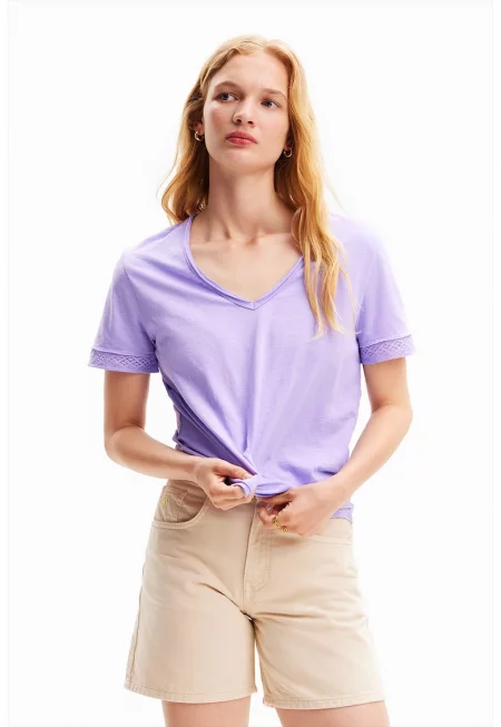 Тениска с шпиц и дантела