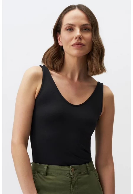 Топ по тялото с овално деколте