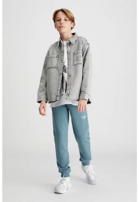 Яке от деним с джобове