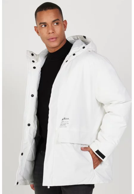 Зимно яке с качулка и джобове с капаче - Бял