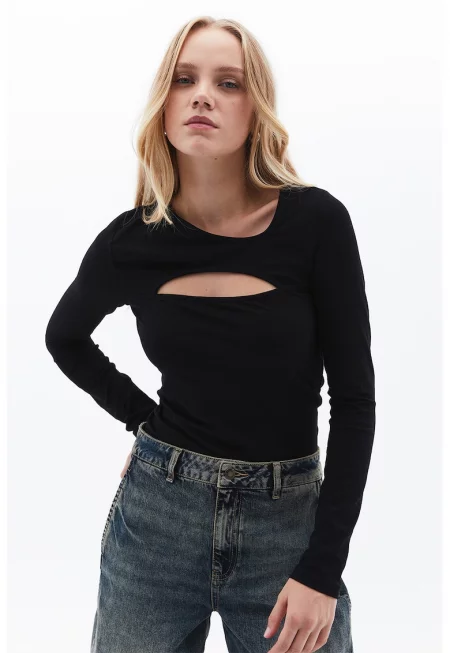 Блуза с отвори