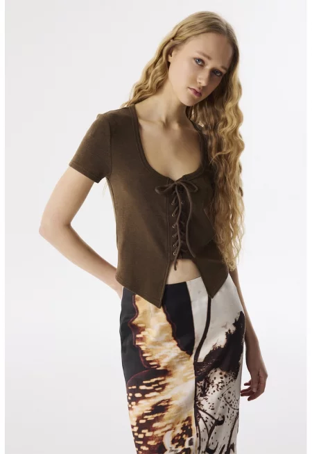 Блуза с овално деколте и къси ръкави