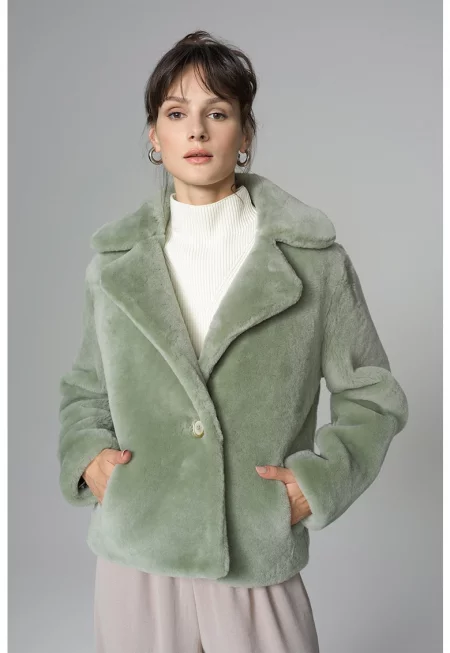 Късо пухено палто с раздвоен ревер