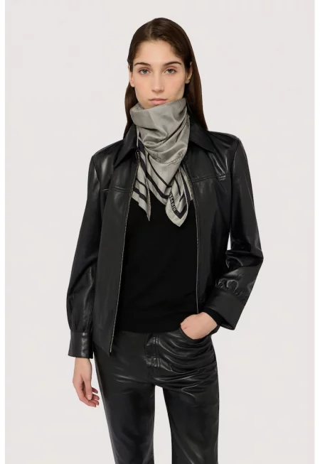 Пуловер с овално деколте