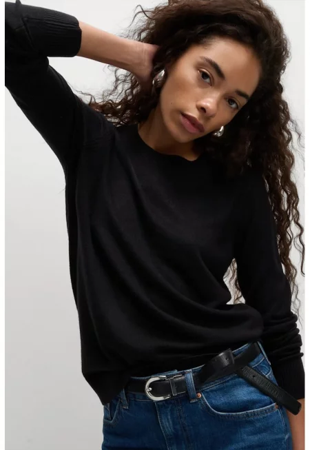 Пуловер с овално деколте