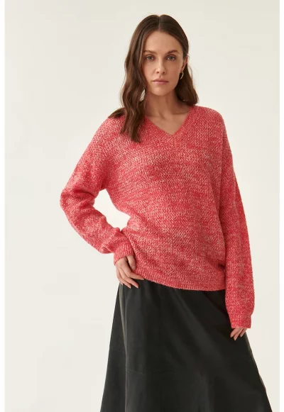 Пуловер с вълна с шпиц