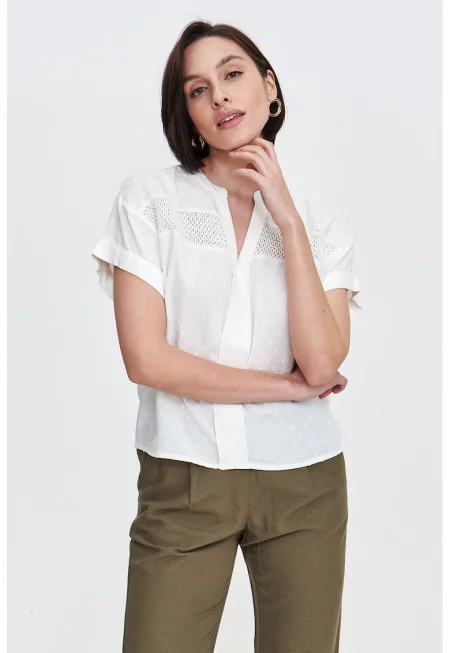 Риза с остра яка и фигурална шарка