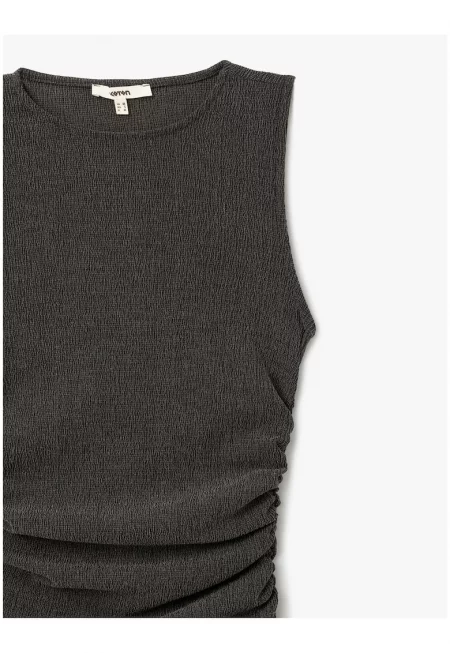 Рокля с релеф - без ръкави