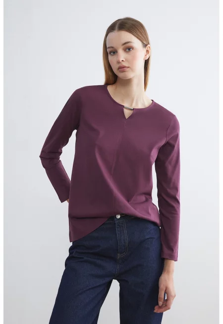 Свободна блуза с триъгълен отвор на деколтето