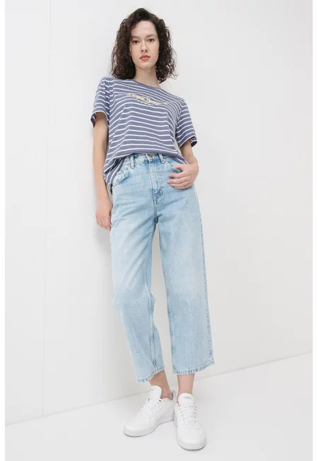 Тениска с райе и овално деколте