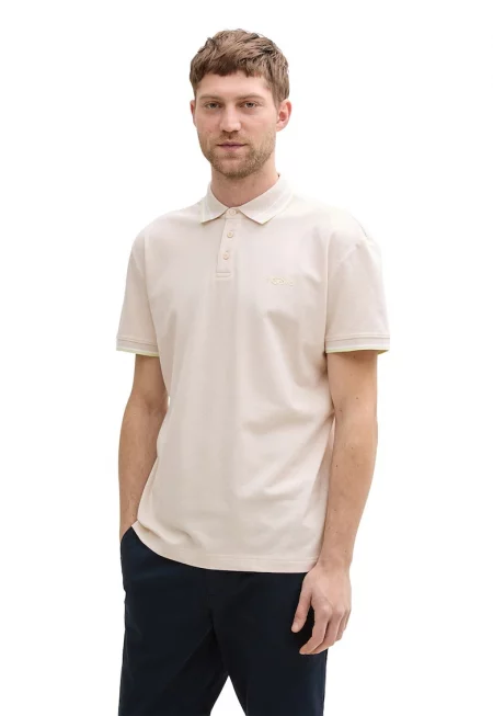 Тениска с яка и контрасти