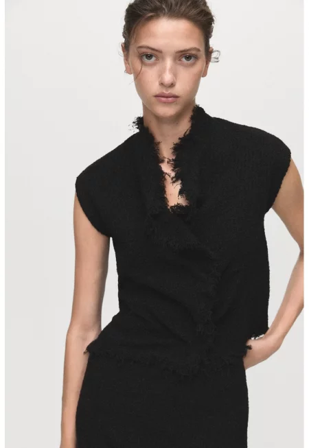 Топ с незавършени подгъви