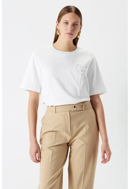 Уголемена тениска с овално деколте