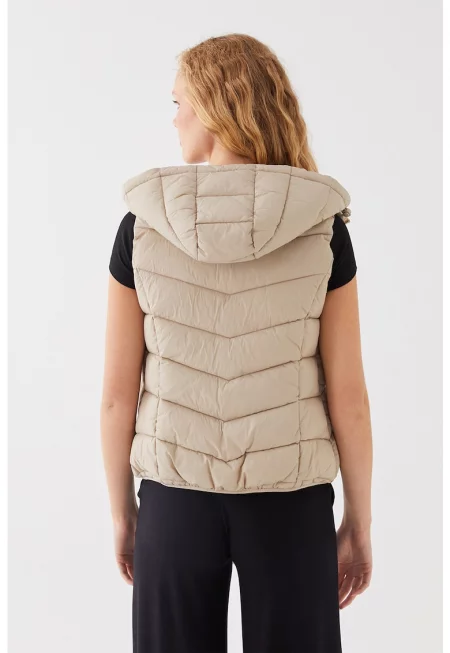 Капитониран елек с качулка и вата