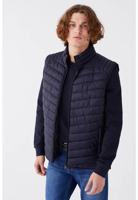 Капитониран елек с ниска яка