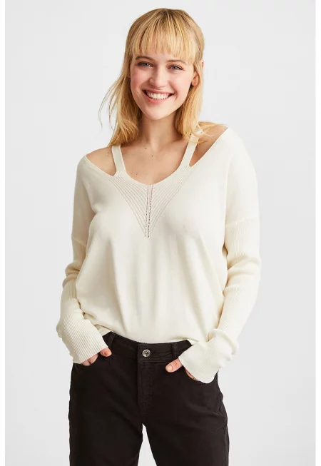 Пуловер с овално деколте и декоративни отвори