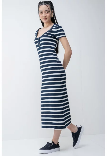 Раирана дълга рокля с овално деколте - Бял/Тъмносин