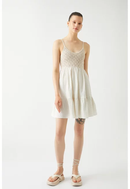 Разкроена рокля с плетена дантела