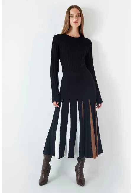 Рипсена рокля с дълги ръкави