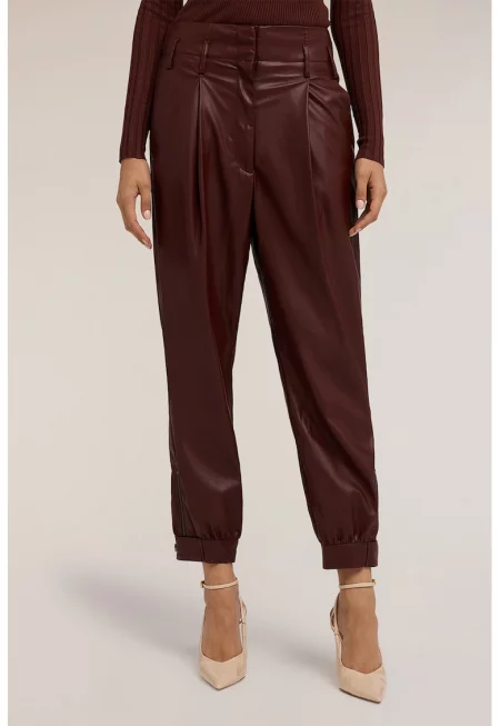 Скосен панталон от еко кожа