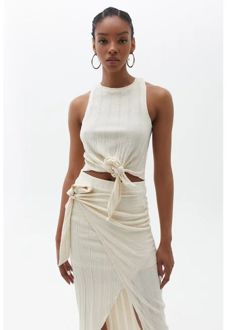 Топ с дизайн на възел