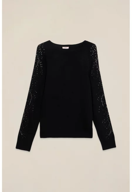 Фино плетен пуловер с апликации по ръкавите