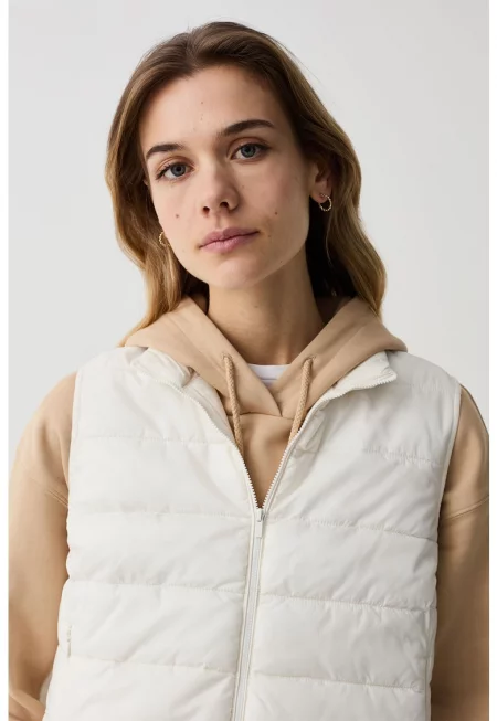 Олекотен капитониран елек