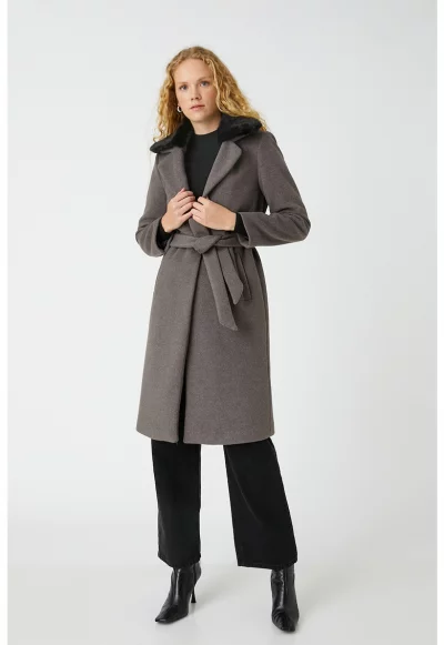 Палто с раздвоен ревер и колан