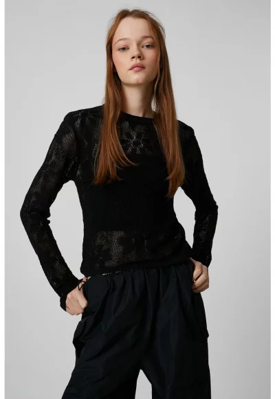 Пуловер с ефект на плетена дантела