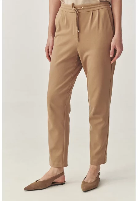 Скъсен панталон с връзка и стеснени крачоли - Бежов